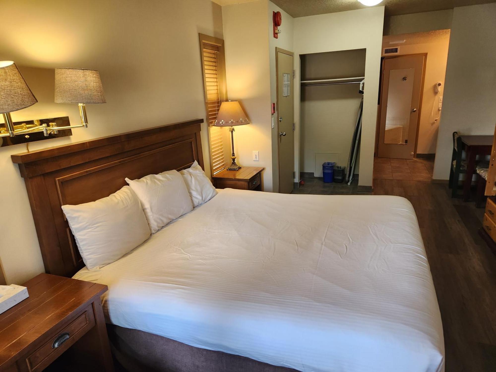 Waterton Lakes Lodge Resort Esterno foto