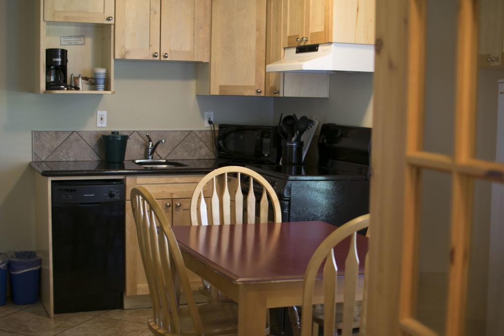 Waterton Lakes Lodge Resort Esterno foto